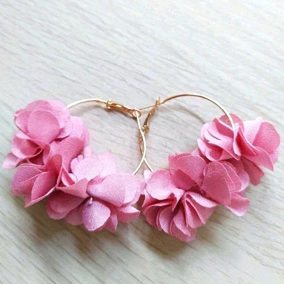Gold tone boho Hoop Earrings Pink Flower Petals lightweight feminine 💖2/$30 - Picture 11 of 11
